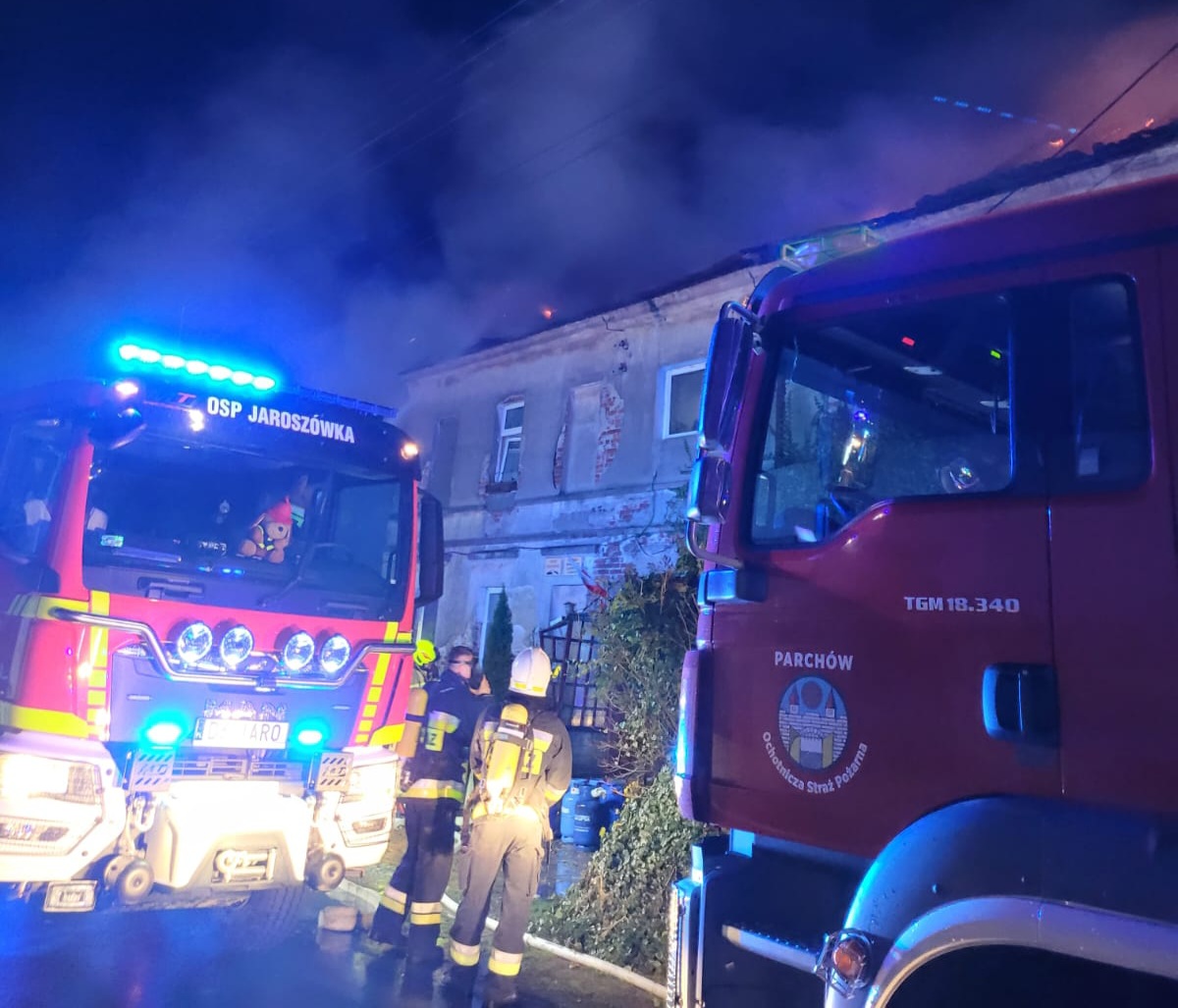 AKTUALIZACJA: Spłonął dach budynku wielorodzinnego w Chocianowcu 