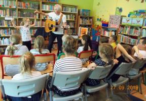 Spotkanie dzieci z Tomaszem Szwedem w Bibliotece Publicznej w Chocianowie