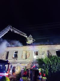AKTUALIZACJA: Spłonął dach budynku wielorodzinnego w Chocianowcu