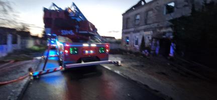AKTUALIZACJA: Spłonął dach budynku wielorodzinnego w Chocianowcu