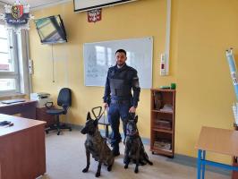 Policyjne psy odwiedziły chocianowski Zespół Szkół